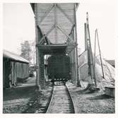 Lastning av vagnar vid Brevens Bruks sågverk vid Kilsmo.