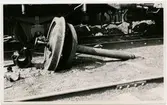 Krylbokatastrofen. Hjulringen är borta från hjulet, som har förskjutit sig på axeln nästan ända fram till andra hjulet.