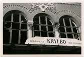 Krylbo-olyckan. Fönster ovanför ingången till stationen.