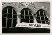Krylbo-olyckan. Fönster ovanför ingången till stationen.