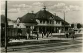 Hultfreds station där Nässjö- Oskarshams Järnväg, NOJ godsvagn 481 står vid plattformen.