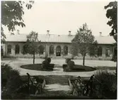 Mjölby station med plantering.