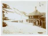 Riksgränsens station med snödriva på fjället 1911-06-04