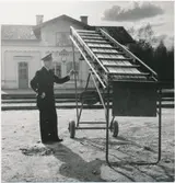 Transportör för lastning av gods på överförningsvagn från zinkvittfabriken i Rånäs, maj 1956.