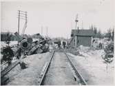 Olycka med flyktingtåget nr: 3043 med Statens järnvägars ånglok SJ Cc 617, som körde på tåg nr: 1613 vid Röstbo. Den 6 februari 1916.