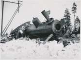 Olycka med flyktingtåget nr: 3043 med Statens järnvägars ånglok SJ Cc 617, som körde på tåg nr: 1613 vid Röstbo. Den 6 februari 1916.