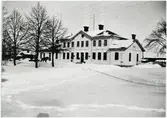 Stationshuset från gatusidan, vinter tid med hästtransport.