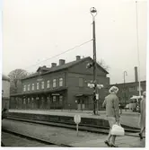 Resande vid övergång till Svedala Station.