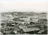 Söderhamn före branden 1876. Rådhuset syns mitt i bilden.Gamla Stationshuset till vänster i bild nedanför kyrkan.