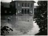 Översvämning invid stationshuset Södertälje 1925 efter ett häftigt regn.
