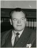 Generaldirektör H. E. Stokke, NSB, vid första besöket i järnvägstyrelsen, våren 1951.