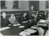 Generaldirektör H. E. Stokke stående till vänster Generaldirektör Erik Upmark, NSB, vid första besöket i järnvägstyrelsen, våren 1951.