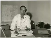 Chefsläkare vid Kungliga Järnvägstyrelsen, Stockholm S Rosenqvist, vid sitt skrivbord. SJ Nytt 2/57.