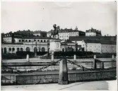 Karl XIV Johans staty  på trappan vid Karl Johans torg , norra sidan av slussen i Stockholm.