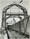 Lastning av godsvagn på färjan i Trelleborgs färjeläge. DB Glmhs 204027.