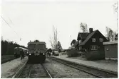Ulriksfors station.
Motorvagnar Statens Järnvägar, SJ Y1 1305 och SJ Y1 1359.