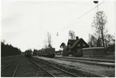 Ulriksfors station. Motorvagnar Statens Järnvägar, SJ Y1 1305 och SJ Y1 1359.