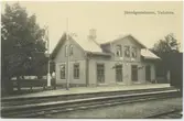 Järnvägsstationen i Vadstena från spårsidan.