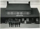 Gruppfoto utanför stationshuset av personalen i Vagnhärad.