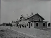Stationsinspektör Hårleman, Källarmästare Lydecker, Skriv Hel Svensson, Lydeckersson, Schaktmästare Lundin Statinskarlsförman Kronm Stationskarl Stehn, ingengör Siecersson vid bryggan.
Foto taget då järnvägen ej var färdig å öppnad längre än till Vansbro (öppnades 1/11 1890.