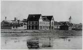 Varberg station i sitt ursprungliga skick i början på 1880-talet. Obs. endast 2 spår utlagda och stationens tvåvingade semafor placerad mitt framför stationshuset.