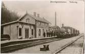 Frövi - Ludvika Järnväg, FLJ,  Personal uppställd för fotografering, en tralla syns till vänster i bild. Denna station revs 1911.