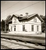 Uddevalla - Vänersborg - Herrljunga Järnväg, UVHJ, Eldriften började 1949. Station anlagd 1867. Stationshuset, tvåvånings i trä, renoverades fullständigt 1944-45. Bangården har byggts ut 1940 och 1948.