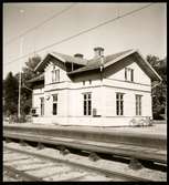 Uddevalla - Vänersborg - Herrljunga Järnväg, UVHJ, Eldriften började 1949. Station anlagd 1867. Stationshuset, tvåvånings i trä, renoverades fullständigt 1944-45. Bangården har byggts ut 1940 och 1948.