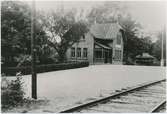 Hållplats anlagd 1906. En- och enhalvplans stationshus i tegel. Mekanisk växelförregling. Den upphörde 1954.