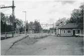 Viggbyholm öppnad först som hållplats 1903 och sedan som station 1908. En- och enhalvvånings stationshus i trä. Under 1940-talet moderniserades och ombyggdes stationen. Bangården utbyggdes 1945 med ett nytt stickspår och fick 1946 en tretons elektrisk lyftkran. Godstrafiken upphörde 1960.