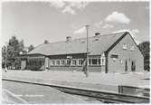 Stationen öppnad  1877 för allmän trafik. 1902  flyttades stationshuset till sin nya plats, en bit närmare staden. Stationshuset ersattes med ett nytt på 1950-talet.  Godstrafiken upphörde 2008. På fotot syns det nya stationshuset.