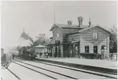 Stationen öppnad 1865. En- och enhalvvånings stationshus i tegel. Huset ritades av arkitekten C Adelsköld. Godstrafiken nedlagd 1990.