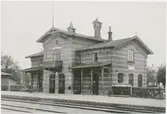 Stationen öppnad 1865. En- och enhalvvånings stationshus i tegel. Huset ritades av arkitekten C Adelsköld. Godstrafiken nedlagd 1990.