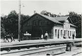 Vårgårda station. Statens Järnvägar, SJ. Banan öppnades 1857, elektrifiering 1926 och fick dubbelspår 1954.