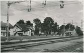 Vårgårda station. Statens Järnvägar, SJ. Banan öppnades 1857, elektrifiering 1926 och fick dubbelspår 1954.