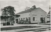 Vårgårda station. Statens Järnvägar, SJ. Banan öppnades 1857, elektrifiering 1926 och fick dubbelspår 1954.