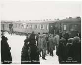 Vännacka station. Statens Järnvägar, SJ. Invigningståget passerar Wännacka. Stationen byggdes 1926. Banan öppnades 1928 och övergick till Statens Järnvägar, SJ  1948. Personvagnarna är klass 1 vagn från Bergslagernas Järnväg, BJ.