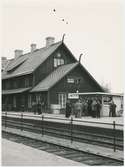 Vännäs station. Statens Järnvägar, SJ. Stationen anlagd 1891. Stationshuset byggdes om 1927. Elektrifiering 1941. Blev k-märkt 1986.