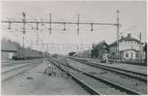 Vännäs station och hotellet.Statens Järnvägar, SJ. Stationen anlagd 1891. Stationshuset byggdes om 1927. Elektrifiering 1941. Blev k-märkt 1986. Vid lokstallet skymtar ett Hg lok