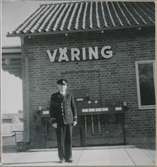 Väring. Med stationsföreståndaren Elfing framför det nya ställverket. Statens Järnvägar, SJ.Stationshuset byggdes och banan öppnades 1859. Stationshuset har byggts till två gånger på 1890-talet. Ett nytt stationshus byggdes 1948 och då revs det gamla. Vid rivningen påträffades en anteckning på en takbjälke 
