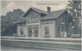 Wärmlandsbro station.Bergslagernas Järnväg, BJ. Banan öppnades 1879, elektrifiering 1940 och övergick till Statens Järnvägar, SJ 1948.