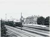 Värnamo station.Halmstad-Nässjö Järnväg, HNJ. Första stationshuset byggdes 1877 och revs 1995 för att det stod i vägen för en planerad  vägkorsning. Första lokstallet byggdes 1875 men revs 1894 och ett nytt byggdes på annan plats på bangården. Ett nytt stationshus byggdes 1899 av Skånes-Smålands Järnväg, SSJ men byggnaden användes aldrig som järnvägsstation då SSj och HNJ enades om att använda HNJ station. 1902 byggdes ett nytt gemensamt stationshus vid godsmagasinet. 1903 anslöts Borås- Alvesta, BAJ hit och då byggdes ett nytt godsmagasin som  bekostades av BAJ. Detta magasin tillbyggdes 1918 och 1935. HNJs gamla stationshus flyttades 1902 och blev bostads- och överliggningshus.