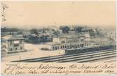 Wernamo station. Halmstad-Nässjö Järnväg, HNJ. Första stationshuset byggdes 1877 och revs 1995. för att det stod i vägen för en planerad  vägkorsning. Första lokstallet byggdes 1875 men revs 1894 och ett nytt byggdes på annan plats på bangården. Ett nytt stationshus byggdes 1899 av Skånes-Smålands Järnväg, SSJ men byggnaden användes aldrig som järnvägsstation då SSj och HNJ enades om att använda HNJ station. 1902 byggdes ett nytt gemensamt stationshus vid godsmagasinet. 1903 anslöts Borås- Alvesta, BAJ hit och då byggdes ett nytt godsmagasin som  bekostades av BAJ. Detta magasin tillbyggdes 1918 och 1935. HNJs gamla stationshus flyttades 1902 och blev bostads- och överliggningshus.