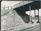 Värtan. Spårvägsbron efter ombyggnaden.Statens Järnvägar, SJ. Banan öppnades 1882.  Provelektrifiering genomfördes1905 men den lades ner. 1940 elektrifierades banan slutgitligt.