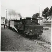 Hjälptåg rycker ut på spåvidd 1067.
Statens Järnvägar SJ lok S2t 4029, före detta KVBJ lok 17.