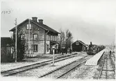 Stationshuset med ångtåg.