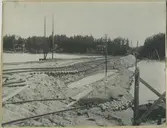 Järnvägsbanken  och spåret har rasat på grund av underminering av vatten.
Text på bilden - Norra änden av Ändebols bangård. Efter skjutning i fyllning för nytt spår. år 1921?
