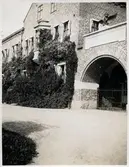 Örebro centralverkstad med SJ logga ovanför entrén till kontorslokalen.