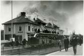 Östersund station under branden. Statens Järnvägar, SJ godsvagn 0778.