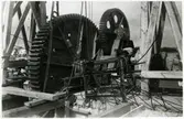 Lyftmaskineriet, för nya järnvägsbron över kanalen i Töreboda under montering.